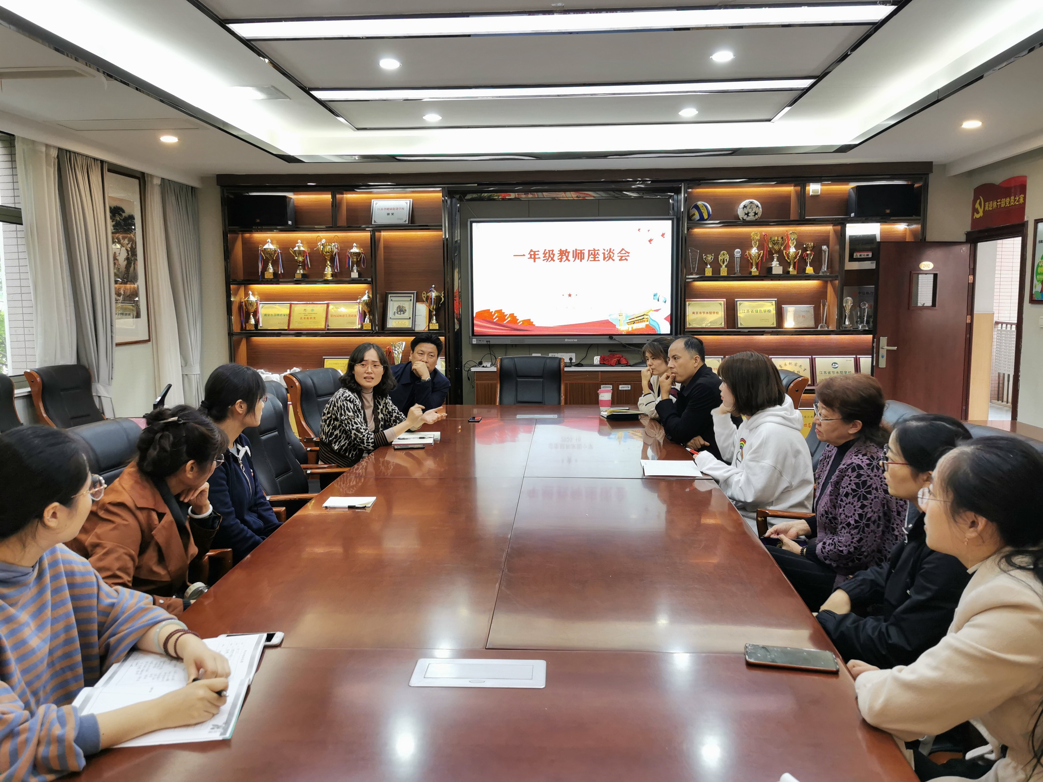 一年级座谈会新闻稿(1)_html_m7cb44dde.jpg