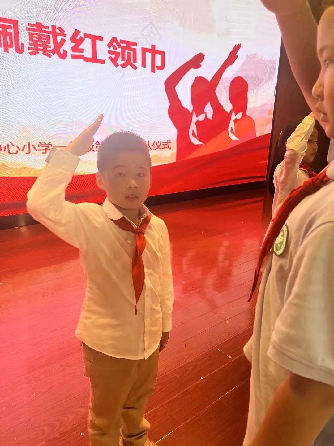 喜迎二十大 争做好队员——迈皋桥中心小学一年级第一批次入队仪式_html_m6eef4817.jpg