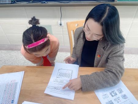 课后服务抓落实 党员教师在行动(一)_html_m564352a1.jpg