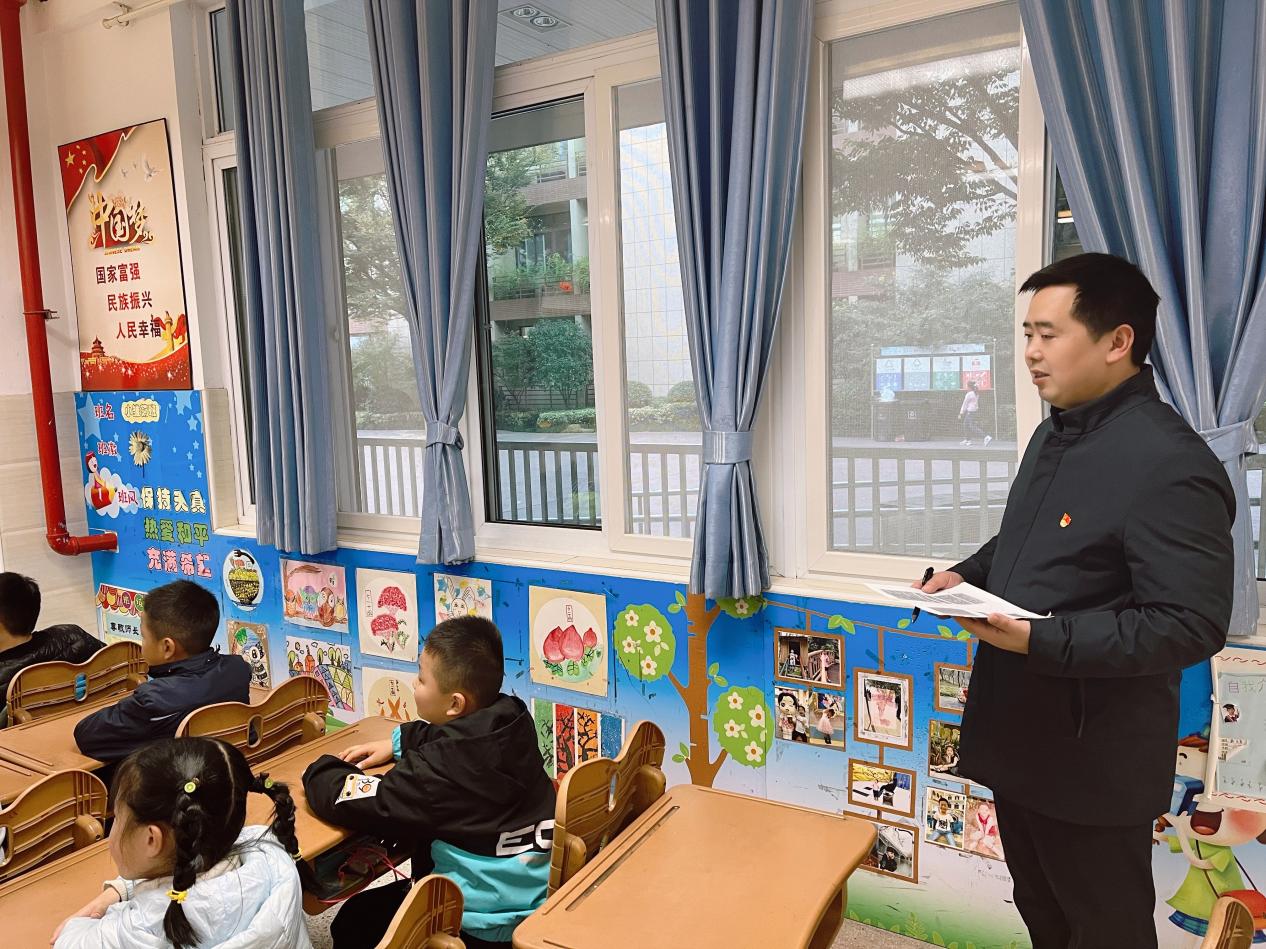 课后服务抓落实 党员教师在行动(一)_html_m3e0729f9.jpg