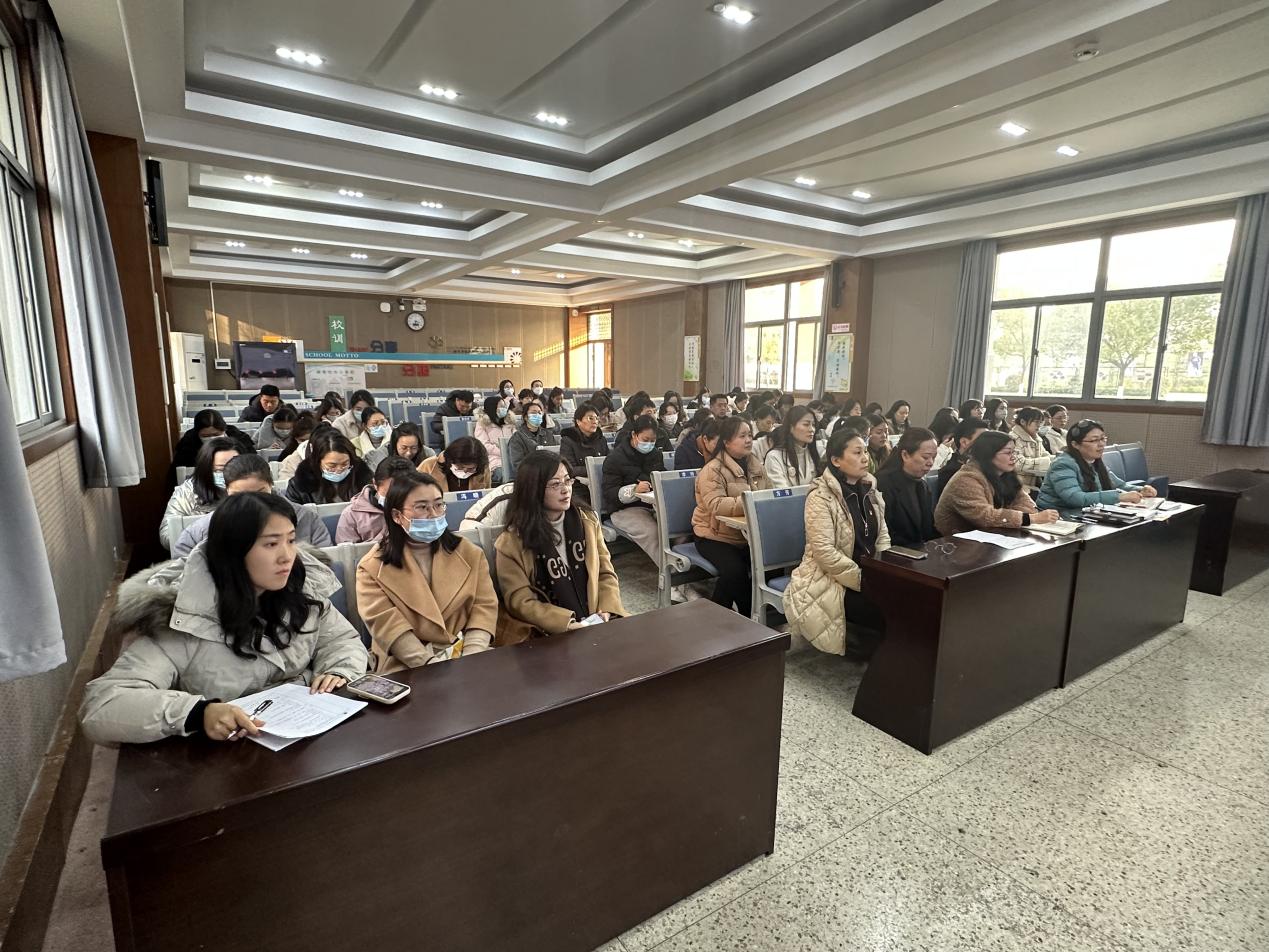 12.5书记上党课活动报道_html_4b3a9b7b.jpg