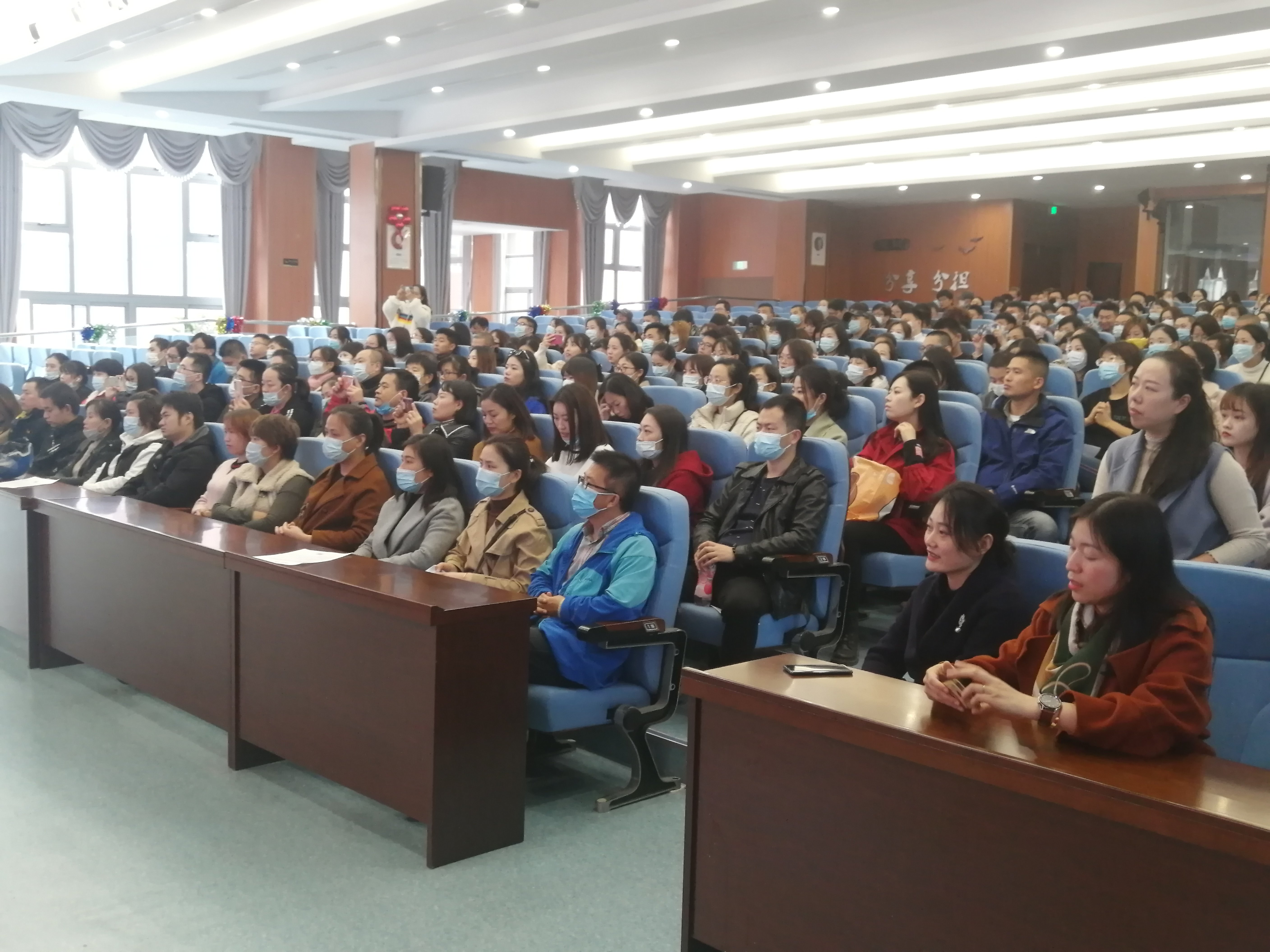 11.20家长会报道_html_m4181c856.jpg