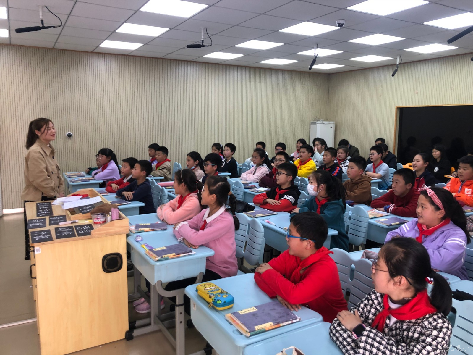 齐培培老师上课.jpg