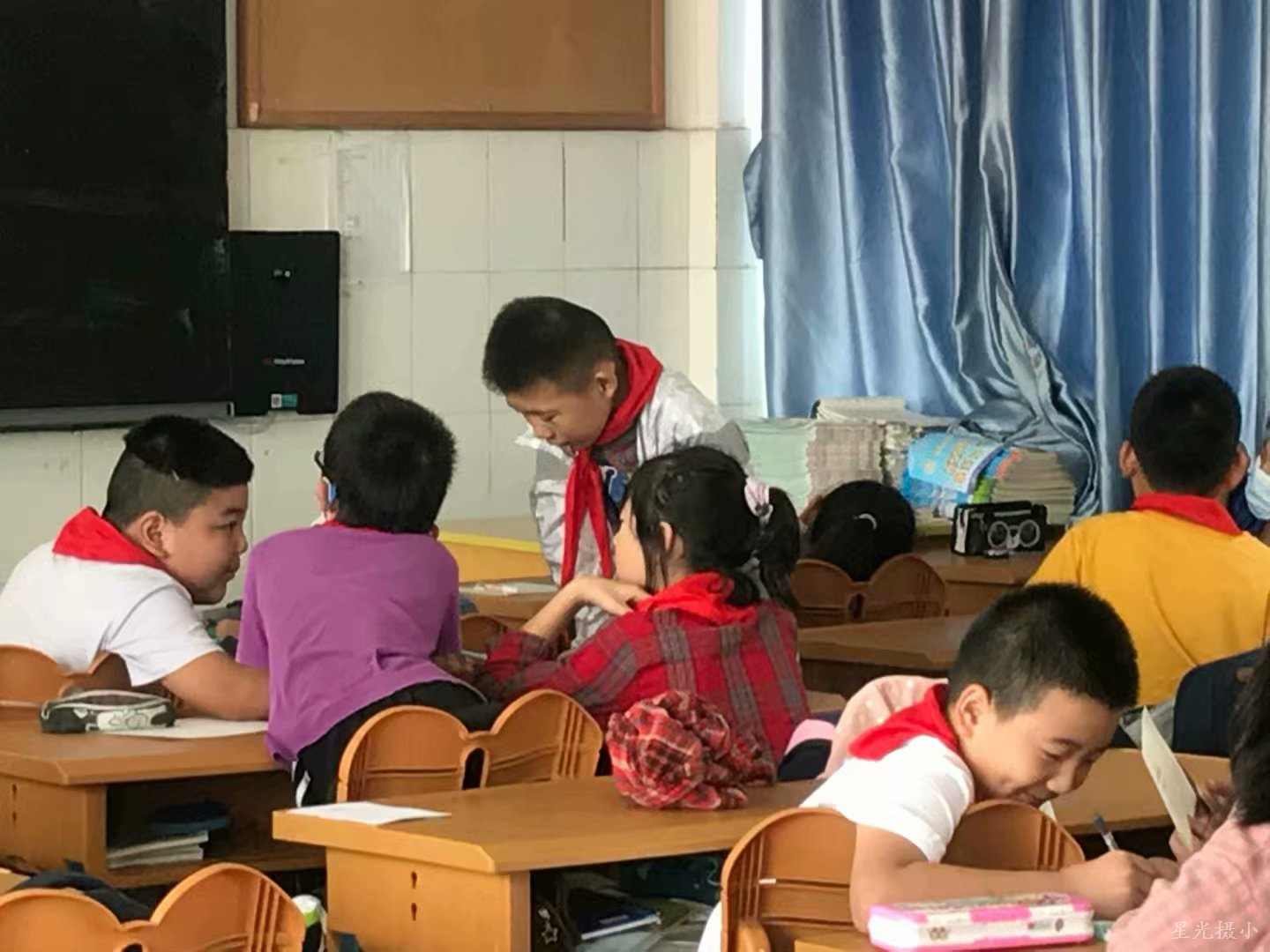 学生积极参与快乐课堂.jpg