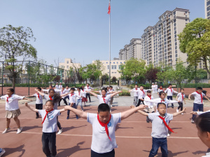 【星光摄小】阳光运动 健康身体——摄山星城小学天佐路校区第十五周升旗仪式系列报道