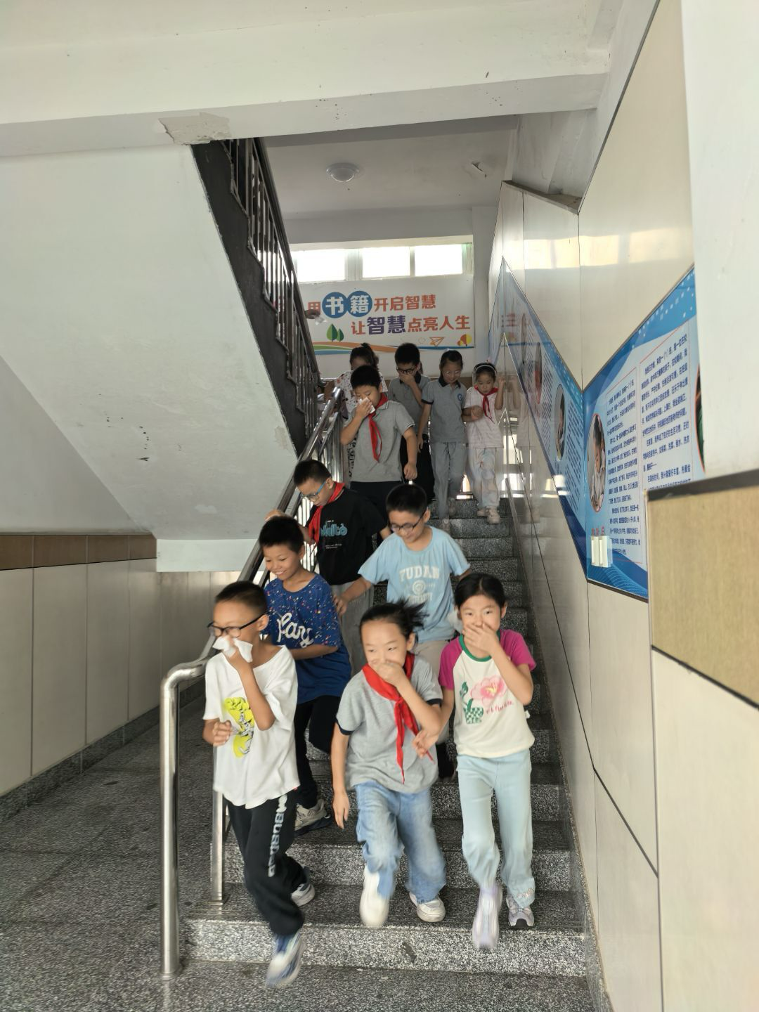 筑牢安全防线！摄山星城小学天佐路分校开展全校防震应急演练​
