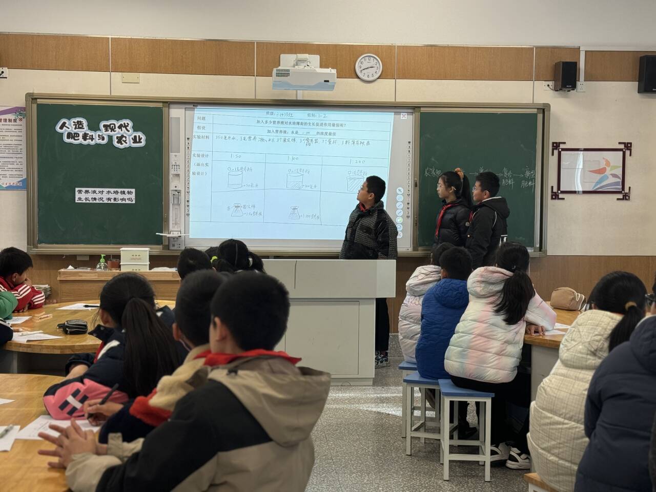 许晗老师指导学生上台分享实验设计.jpg