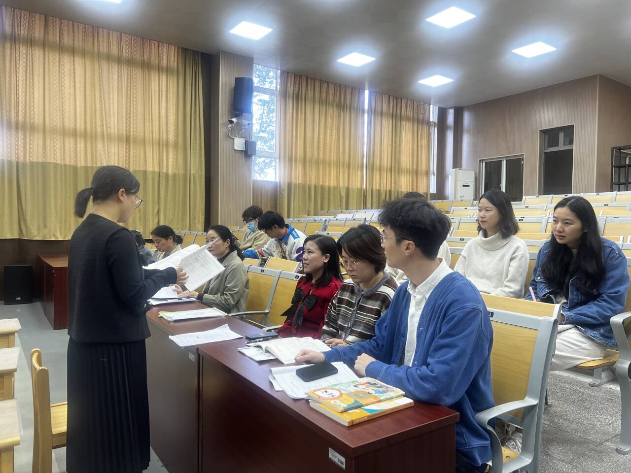 第六次集体备课新闻稿_html_5421abf7.jpg