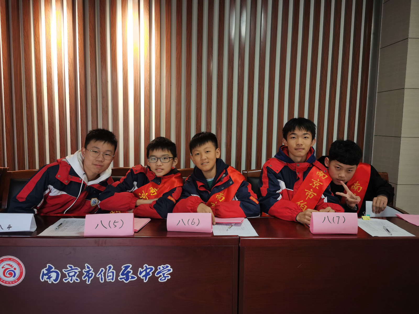 志愿者放最后2.jpg