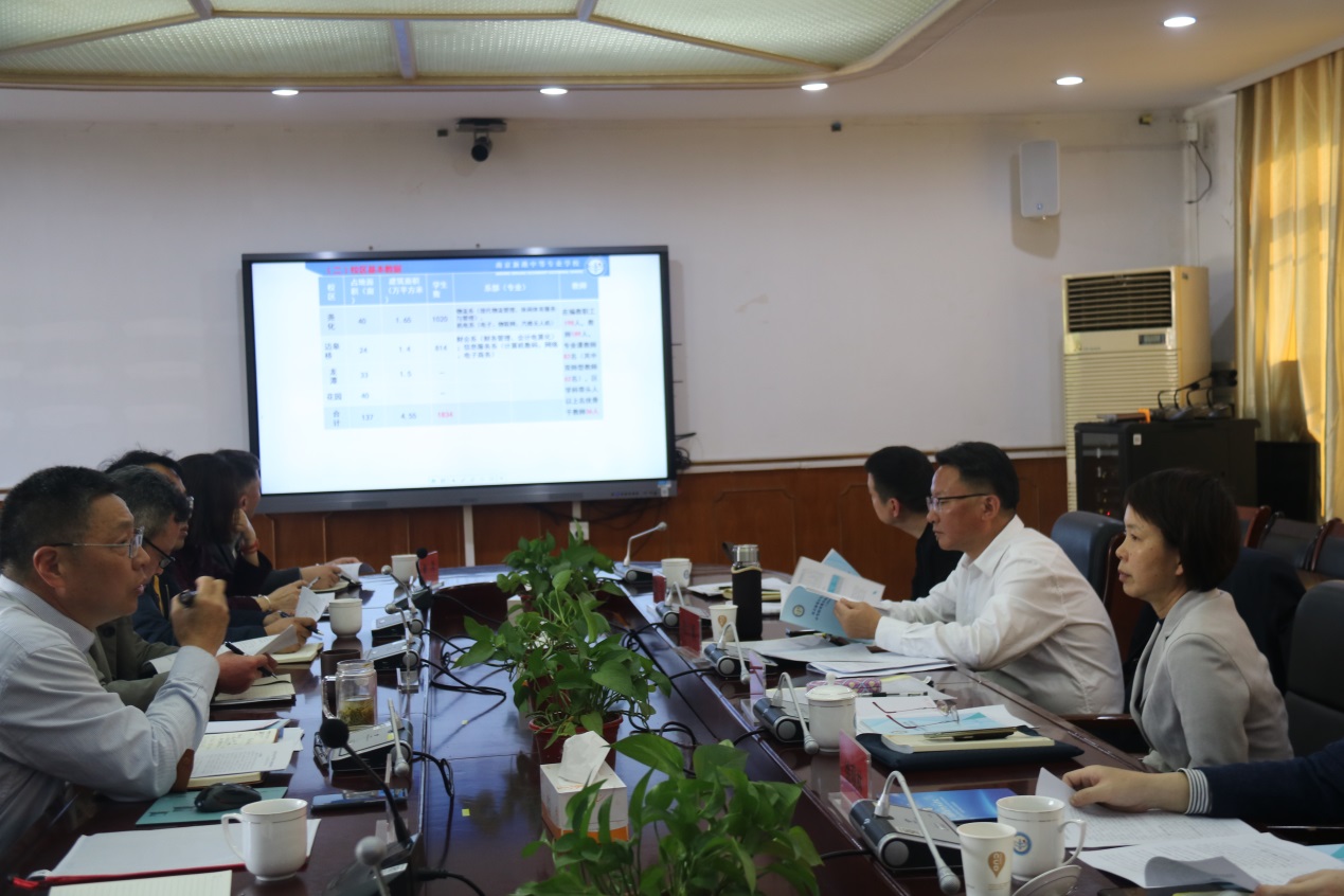 卢静副区长调研新港中专校1_html_m353b2f2f.jpg