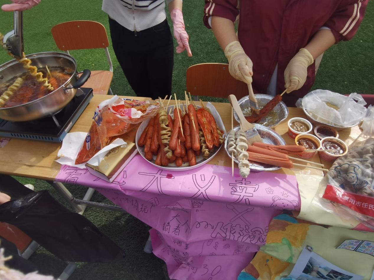 爱心义卖传温情 新港学子在行动——新港中等学校爱心义卖活动_html_70c6c9d0.jpg