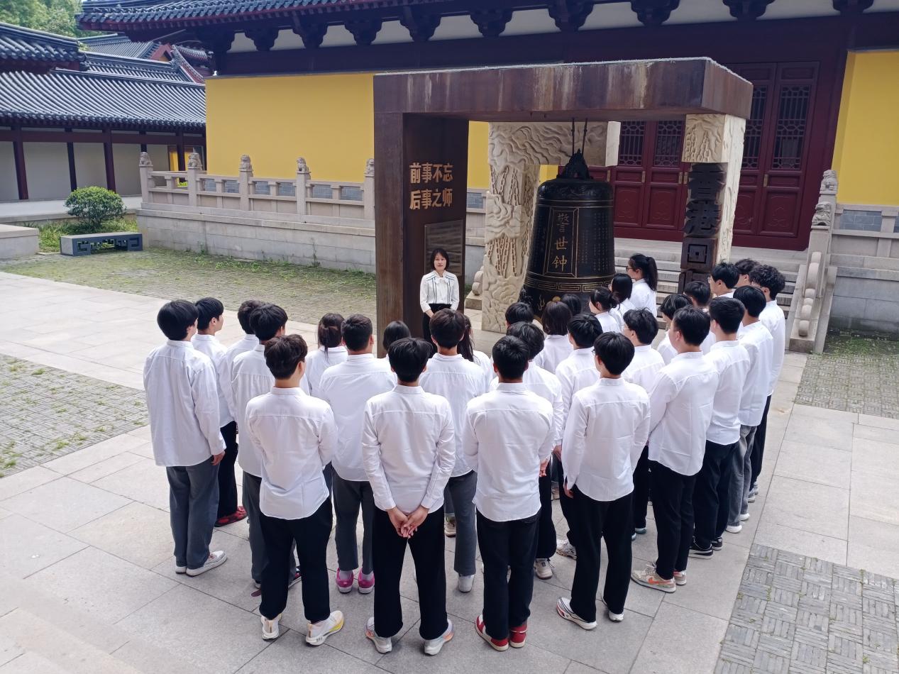 互助帮扶 南京信息职业技术学院智能交通学院团支部组织青海班参观静海寺_html_mff7c97d.jpg
