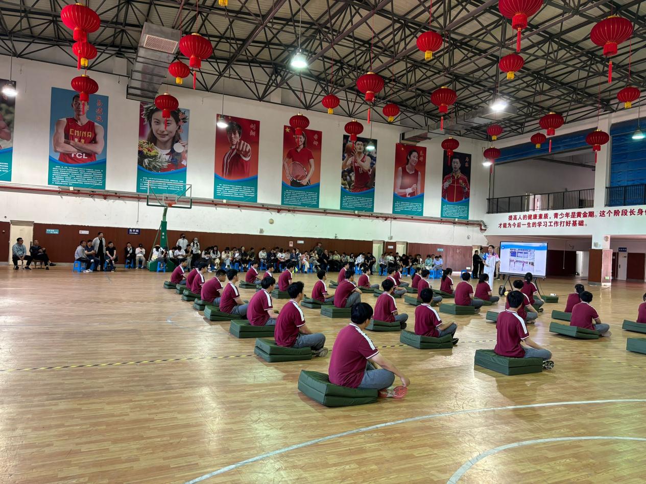 5月29日  共采研思之芳华，同绘教学之新景 市体育公开课 _html_m62029d2a.jpg