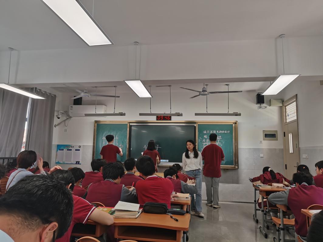 以研兴教，共筑教育新篇章——南京新港中专电子教研组市级教研活动_html_m53849cf6.jpg