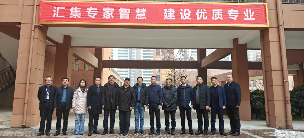 共谋专业发展，培养高素质技能人才-南京新港中等专业学校电子技术应用专业建设指导委员会成立大会_html_m46802b78.jpg