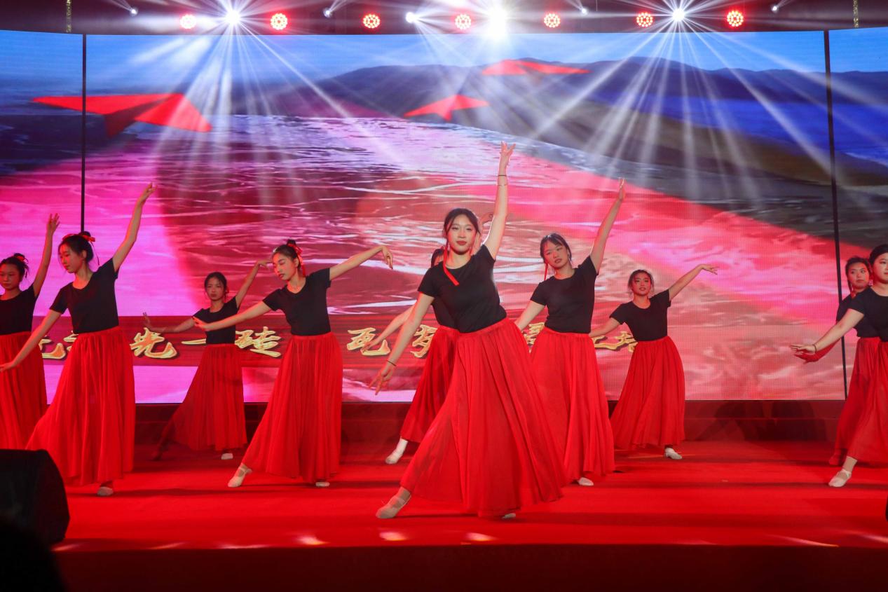 匠心向未来  2024年庆元旦展演暨表彰典礼_html_m358973d5.jpg