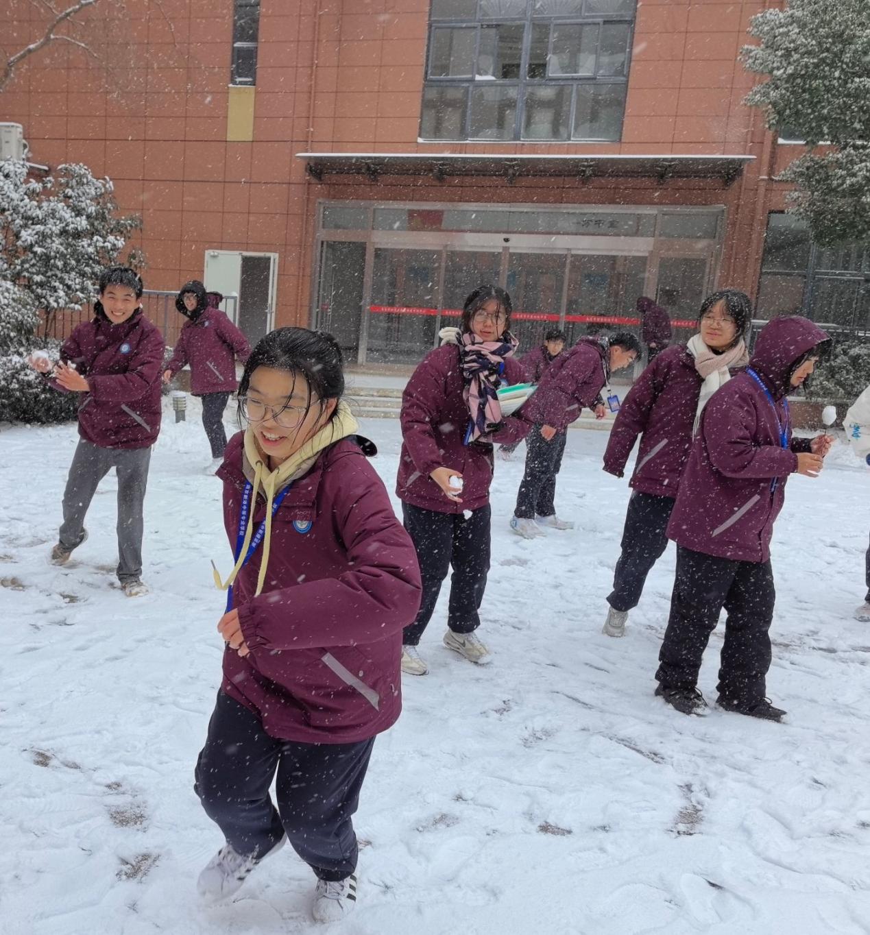 玩雪_html_63ea5235.jpg