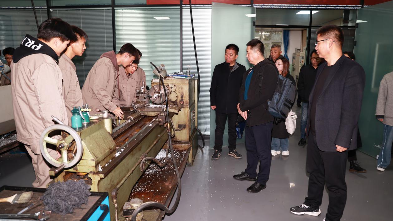 栖霞职教一行到湟中职教中心交流考察_html_m173791eb.jpg