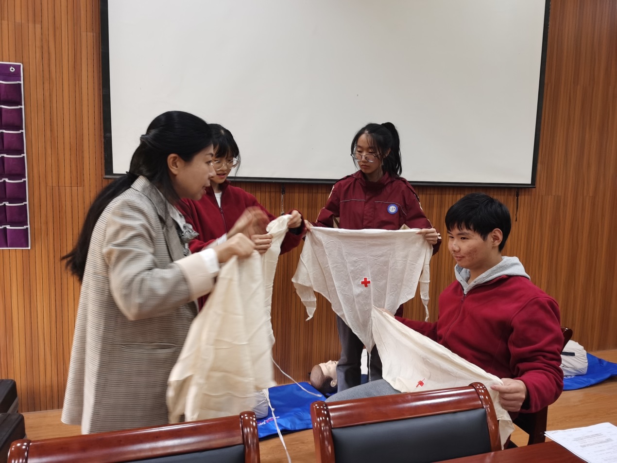 10月29日 学心肺急救技能，为生命保驾护航_html_m330e0547.jpg