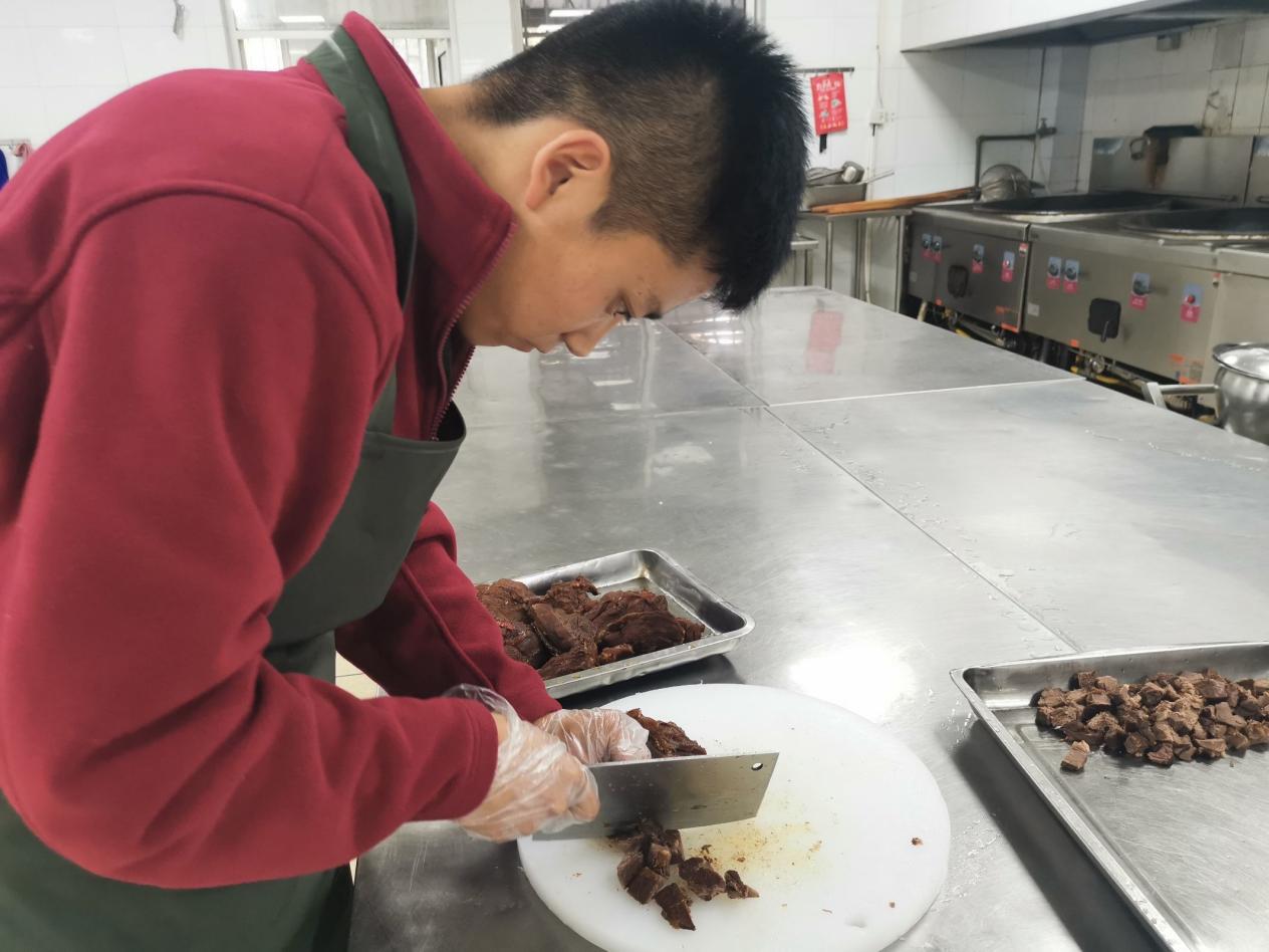 享美味“食”光，解最深乡愁-21物联网青海班开展学生制作家乡美食活动_html_2e854839.jpg