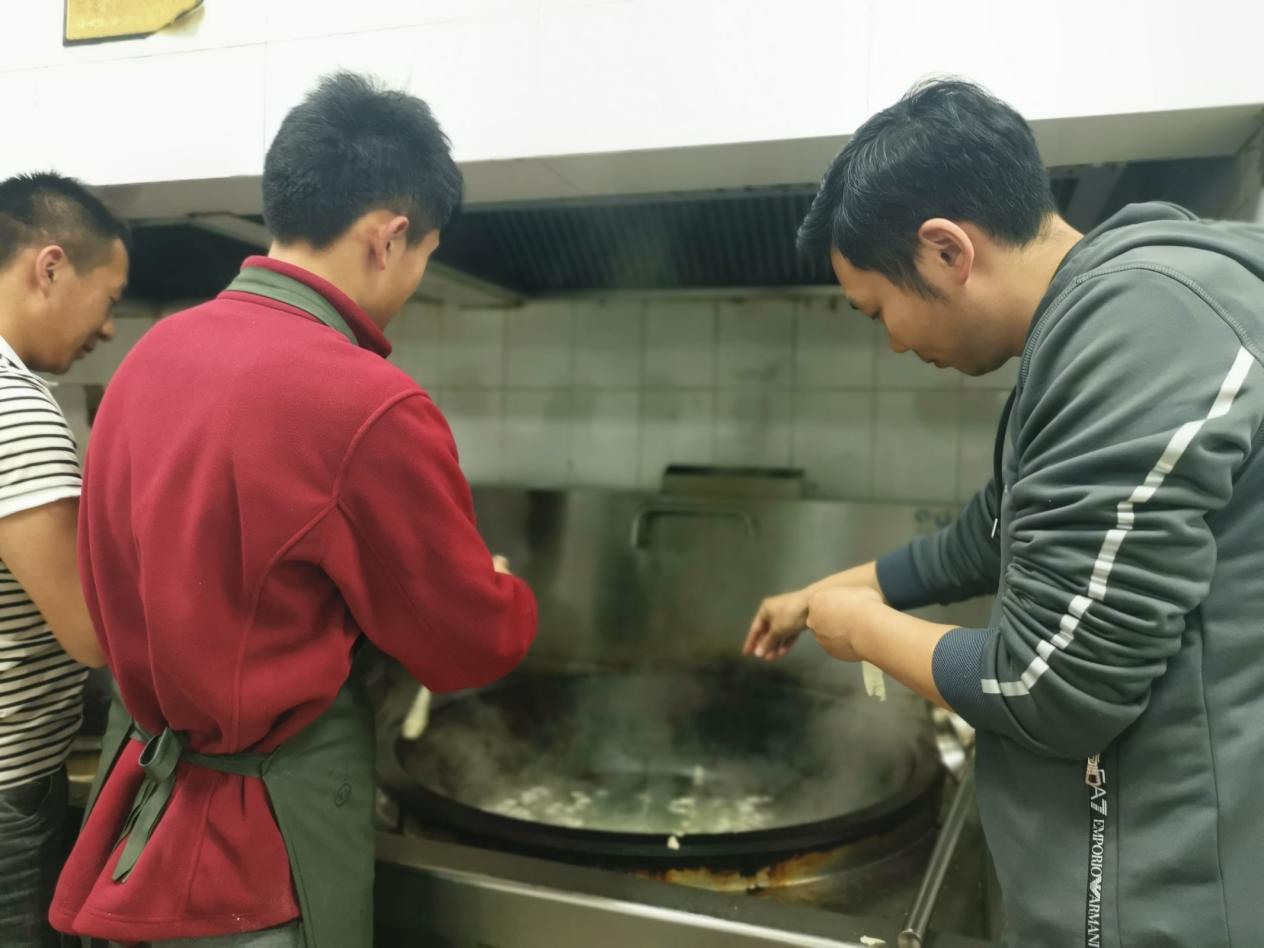 享美味“食”光，解最深乡愁-21物联网青海班开展学生制作家乡美食活动_html_c42b271.jpg