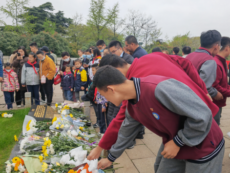 缅怀革命先烈 追寻红色记忆--南京新港中专校师生代表祭扫雨花台烈士陵园_html_m9a31db7.png