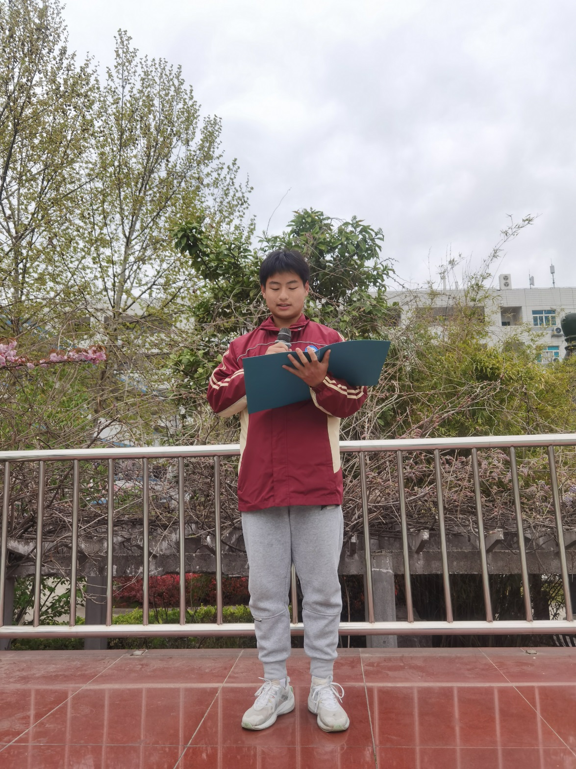 4月4日 第九周升旗仪式 缅怀先烈，常怀感恩_html_m34e02cbd.jpg