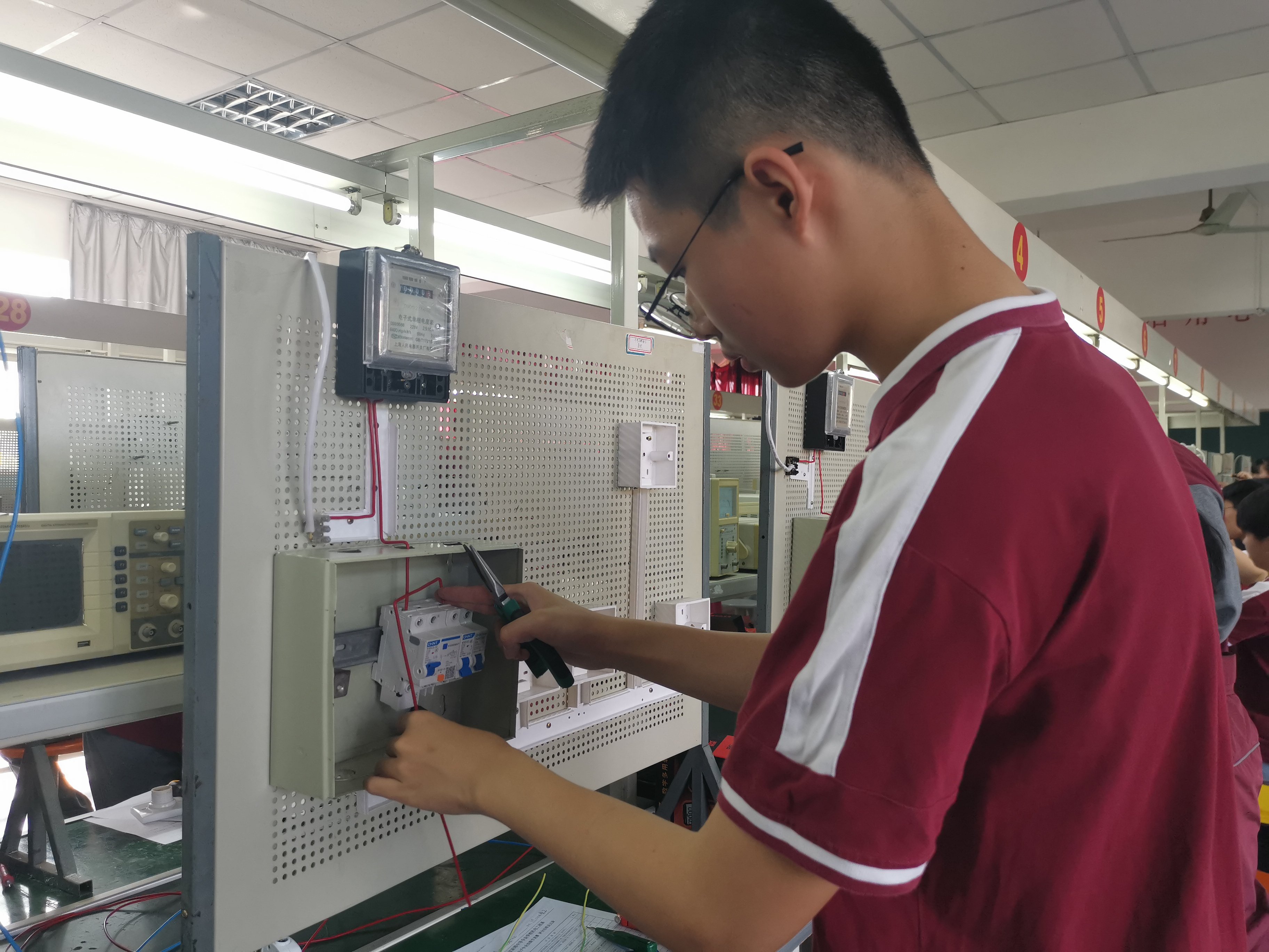 精于技能，匠心筑梦——新港中专校机电工程系电子技能节成功举行_html_m5106d8f2.jpg