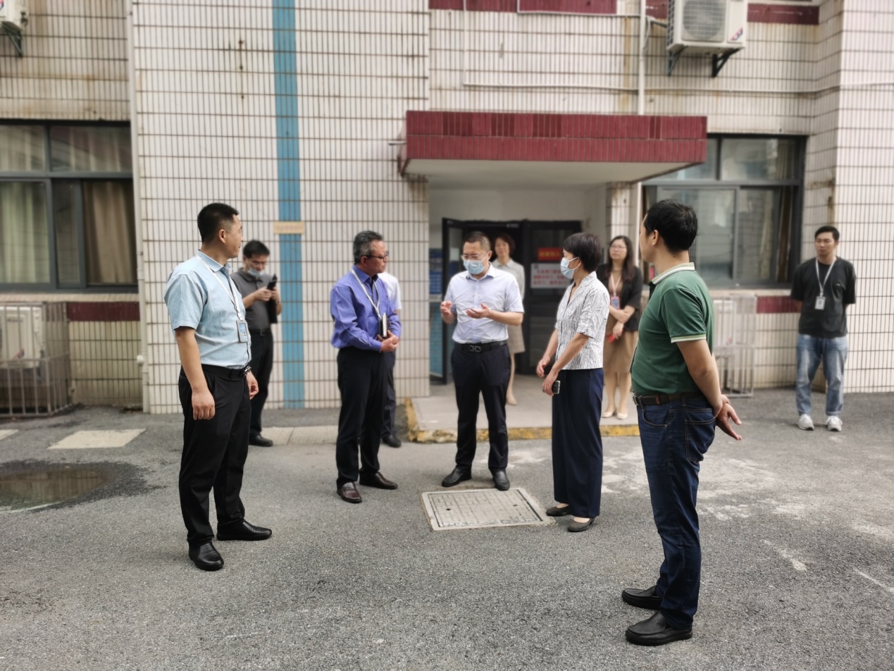 卢静副区长调研新港中专校9.2(1)_html_m6c093f78.jpg