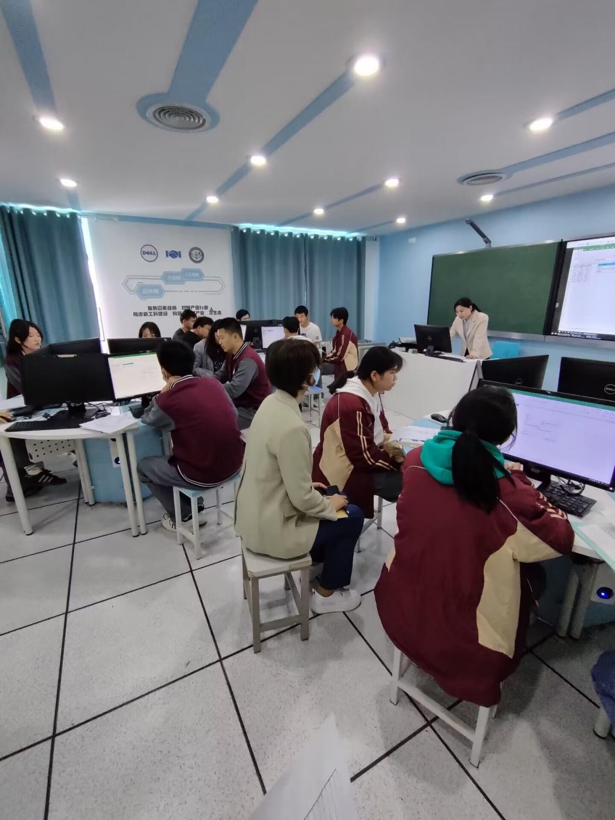 全校计算机专业教师会议_html_m13f4ffa4.jpg