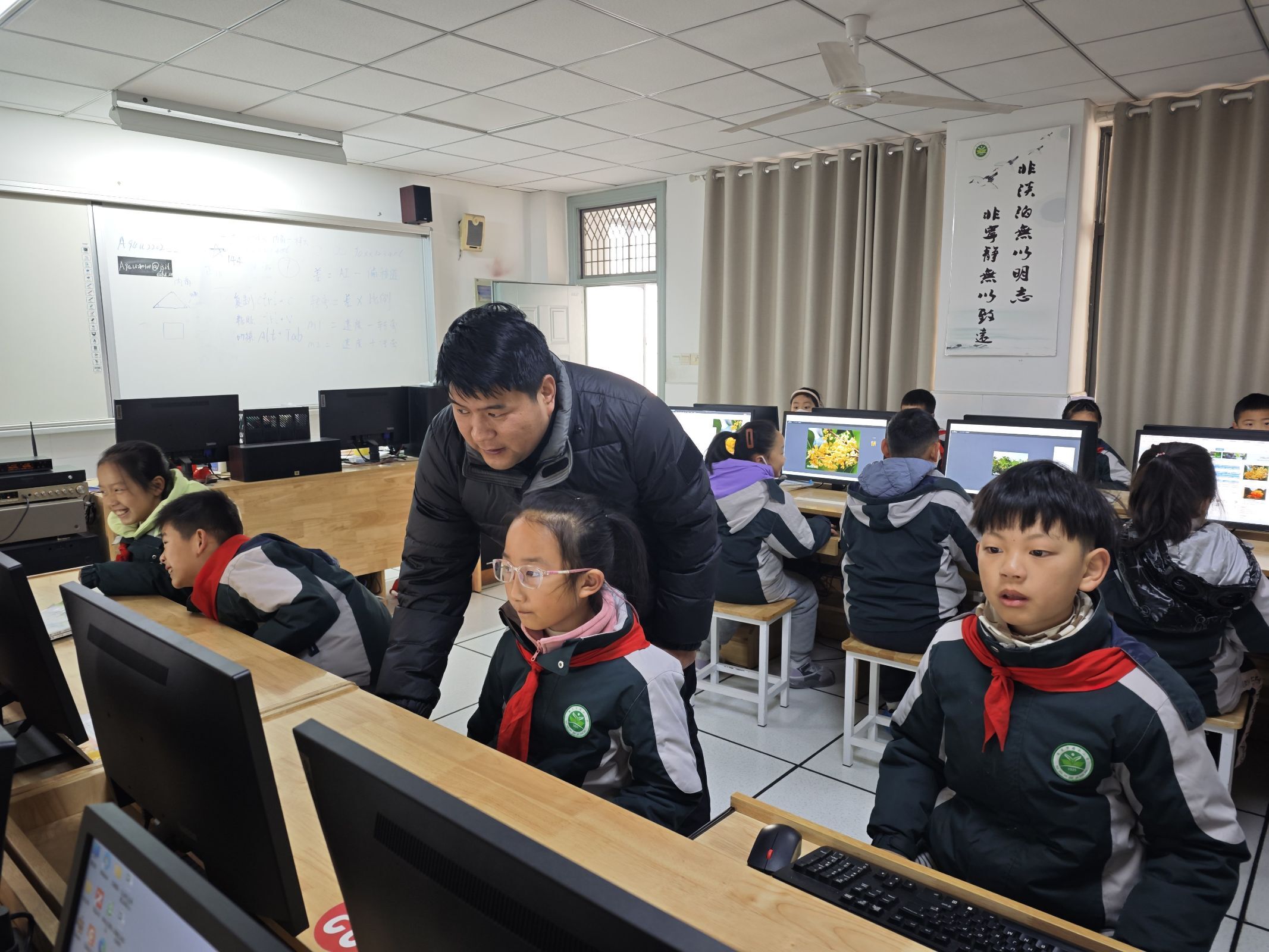 聚焦素养提升 共研课堂创新”--龙潭中心小学信息科技组第四次集体备课活动报道_html_m5e873b84.jpg