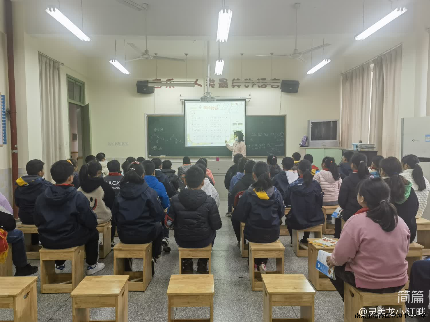 【灵美龙小】提高学生艺术表现，课堂小乐器来帮忙