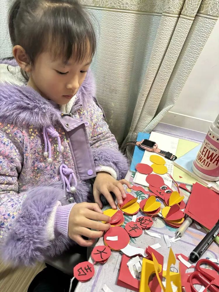 2025.2.12巧手花灯闹元宵 传统文化润童心——龙潭中心小学开展“我们的节日&middot;元宵”主题活动_html_2519ecf7.jpg