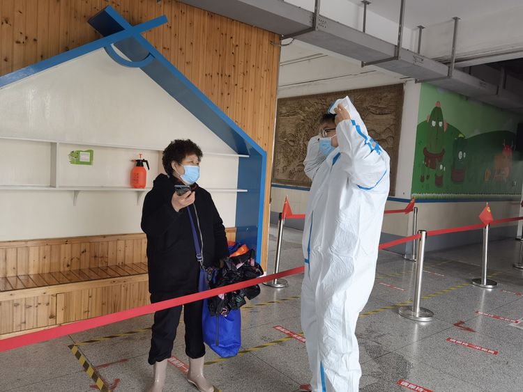 【江畔先锋·特色活动】同心抗疫,龙潭中心小学江畔人家校区教师积极参加抗疫志愿服务_html_m6b52f755.jpg