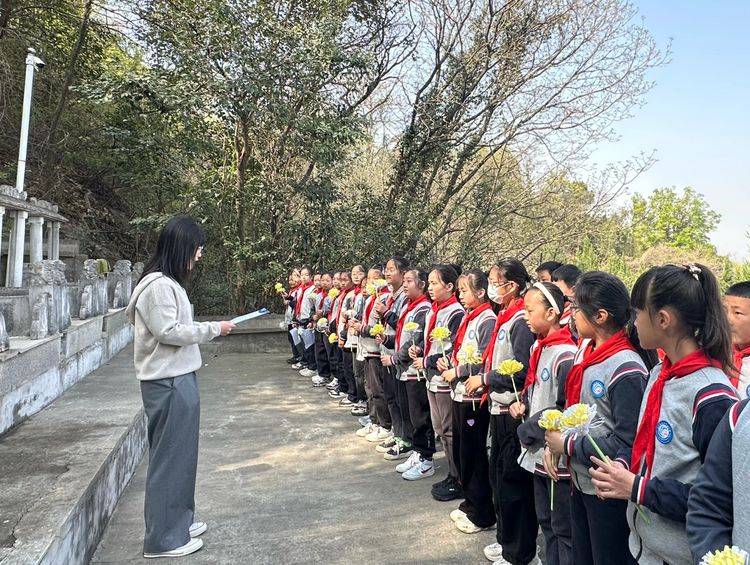2025.4.2忆清明 缅先烈 思奋进——龙潭中心小学开展“我们的节日•清明”系列活动_html_m70068a9d.jpg