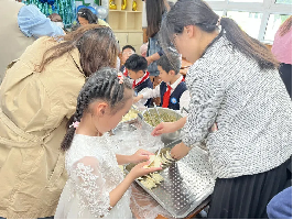 【灵美龙小·江畔】劳动促进成长，感恩成就未来——龙潭中心小学江畔人家分校三年级开展十岁成长仪式_html_3e15e722.png