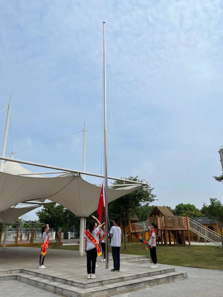 【灵美龙小&middot;江畔】讲文明爱劳动 筑新梦跃新程——龙潭中心小学江畔人家分校举行2023年秋季学期开学典礼暨入学仪式_html_m7501970e.jpg