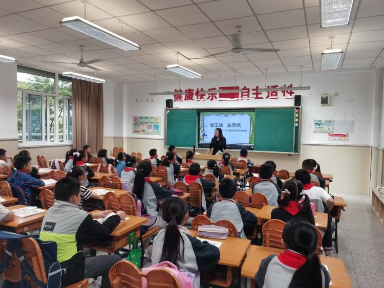 【灵美龙小】家校共育 携手同行——龙潭中心小学校外劳动辅导员进校园活动_html_m7c836e43.jpg