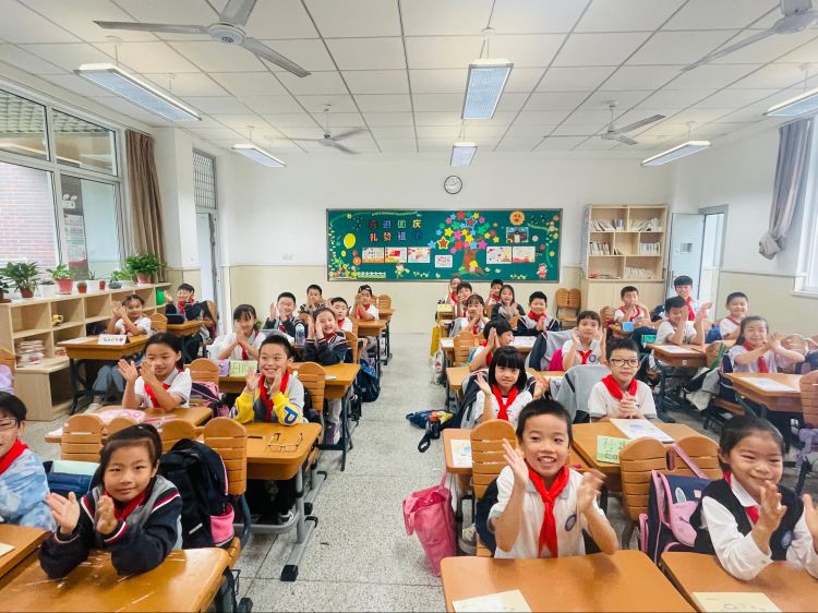 【灵美龙小】家校共育 携手同行——龙潭中心小学校外劳动辅导员进校园活动_html_7745e9e4.jpg