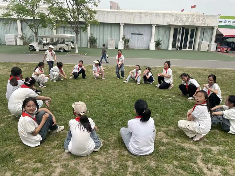 2025.4.10用脚步丈量金陵 用眼睛记录春天——龙潭中心小学开展春季社会实践活动_html_30155639.jpg