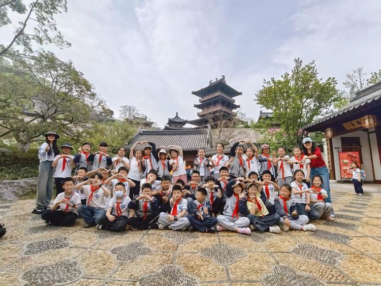 2025.4.10用脚步丈量金陵 用眼睛记录春天——龙潭中心小学开展春季社会实践活动_html_m6c27103e.jpg