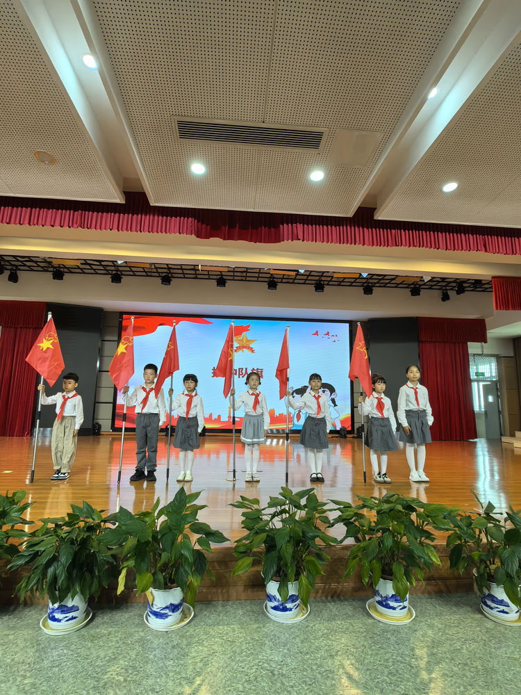 【灵美龙小·少先队】红领巾爱祖国——龙潭中心小学（本部）一年级分批入队_html_2030ad6f.jpg