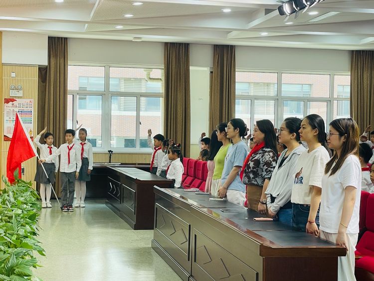 【灵美龙小·少先队】红领巾爱祖国——龙潭中心小学（本部）一年级分批入队_html_m3fde7e71.jpg