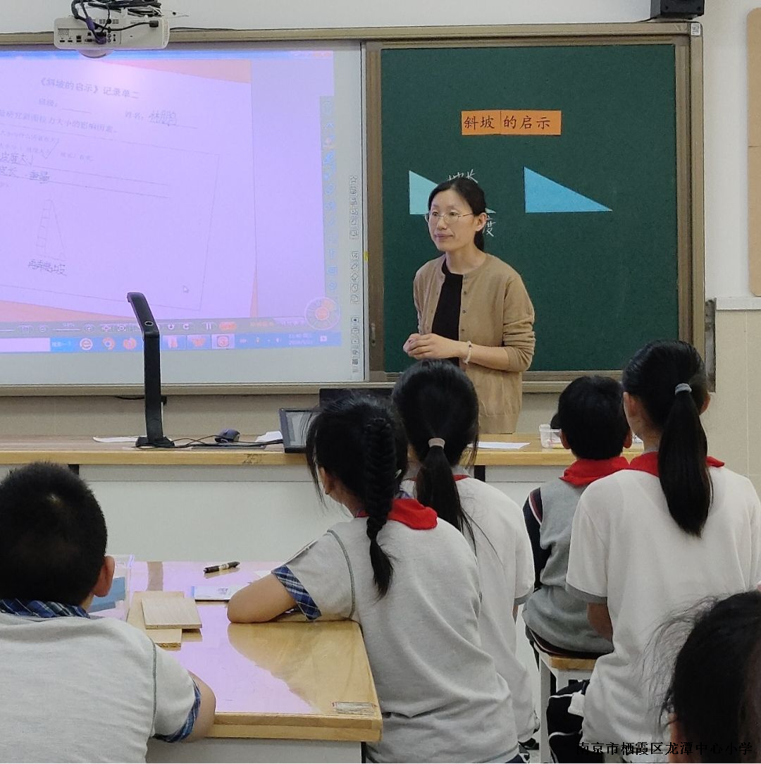 1、张静上课图1.jpg