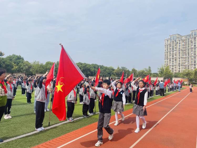 【灵美龙小】争做新时代好队员—龙潭中心小学举行2022级第二批入队仪式_html_3657aa7d.jpg
