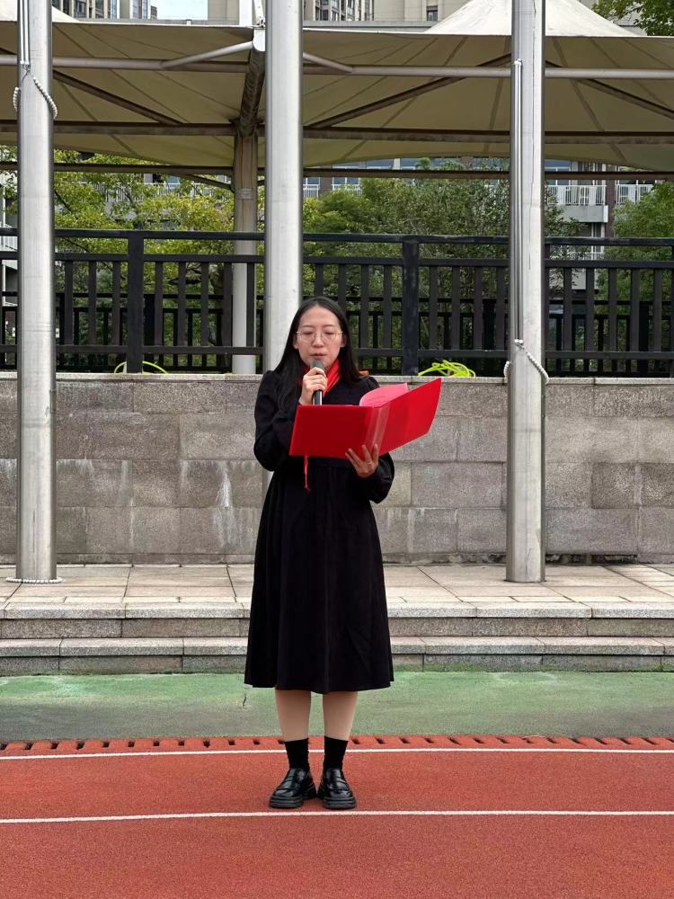 【灵美龙小】争做新时代好队员—龙潭中心小学举行2022级第二批入队仪式_html_38d00389.jpg