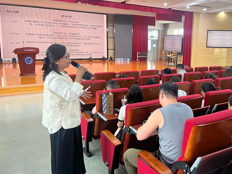 2025.5.15用心守护，做孩子温馨的港湾——龙潭中心小学开展第14期家长学堂活动_html_4112755f.jpg
