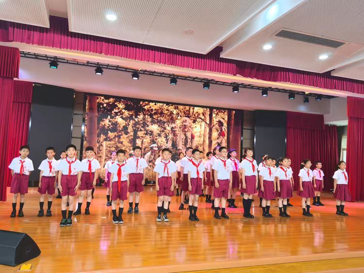 2025.5.22少年凌云志 不负好“拾”光——龙潭中心小学举行三年级十岁成长仪式_html_m33efea5d.jpg