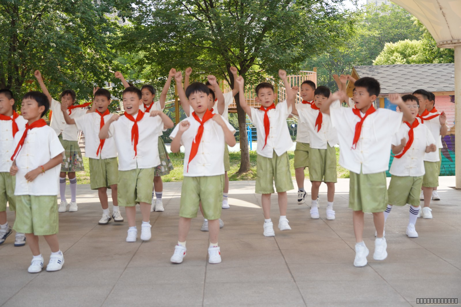  【灵美龙小·江畔】以爱之名见证成长：龙潭中心小学江畔人家分校三年级十岁成长礼暖心启幕