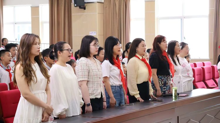 2025.5.30牢记党的教导 争做强国少年——龙潭中心小学举行一年级分批入队仪式_html_m19ec1c1a.jpg